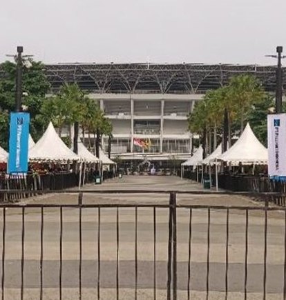Barikade terpasang di depan pintu utama Gelora Bung Karno dengan deretan tenda