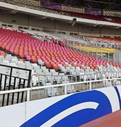 Barikade pembatas di area tribun stadion